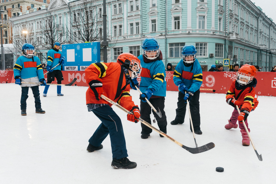 team practicing a passing of puck